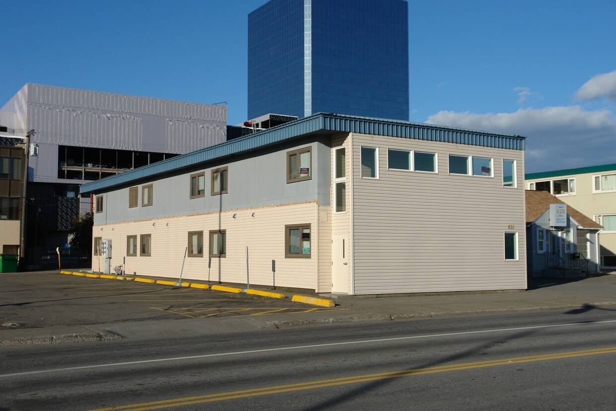 Building Photo - 635 W 9th Ave