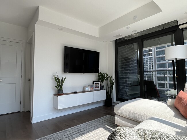 Building Photo - 340 Queen St