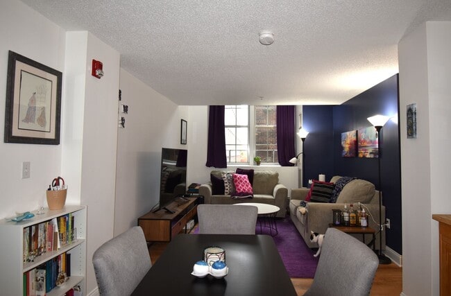 Building Photo - Reduced! Impeccably Maintained, Move-in Re...