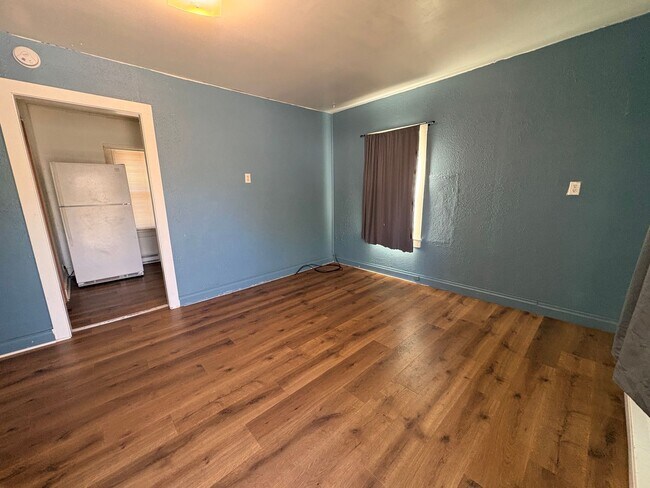 Building Photo - 511 1/2 7th Avenue