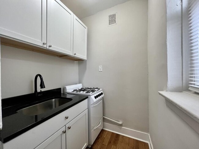 Foto del edificio - 0 bedroom in Chicago IL 60626