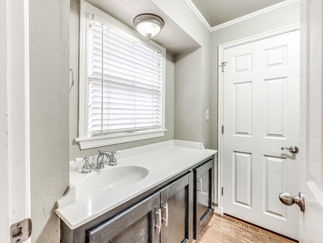 Foto del edificio - 615 NW 37th St