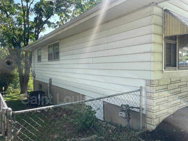 Building Photo - 610 Superior Dr
