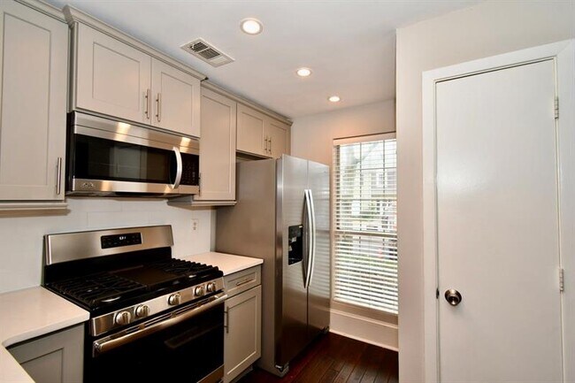 Building Photo - 306 Wedgewood Way