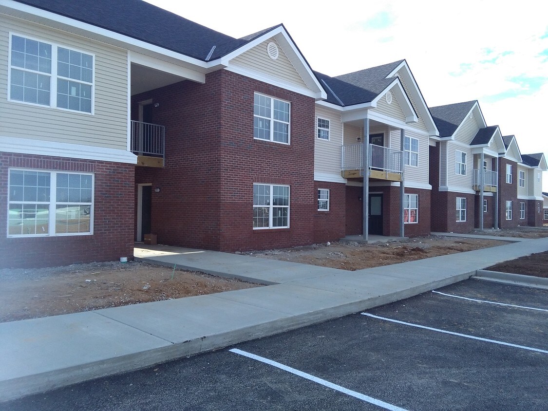 Foto principal - 2401 Friendship Dr