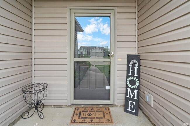 Building Photo - 3BR + Den + Biggest Fenced Yard in Neighborhood