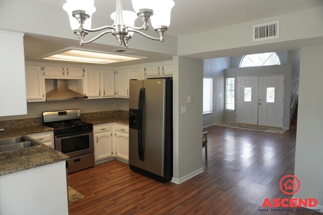 Building Photo - Large Home in a Cul-De-Sac