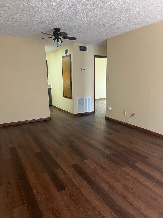 Building Photo - 2 Bed 1 Bath Apartment for Lease