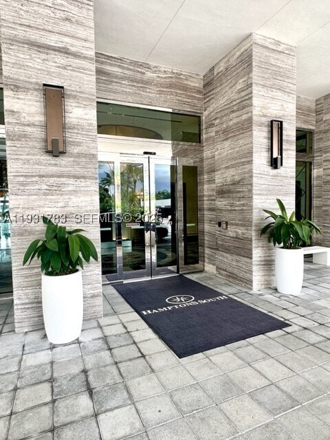 Building Photo - 20201 E Country Club Dr