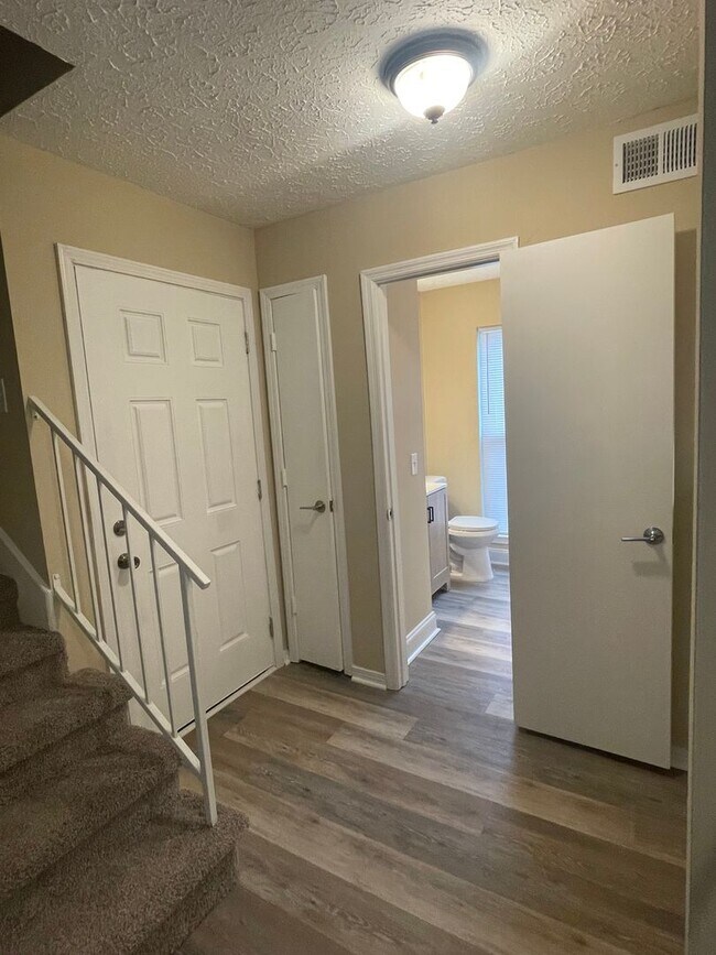 Foto del edificio - 531 Amquiwood Ct