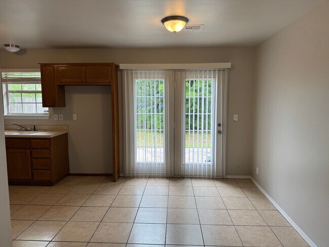 Building Photo - 3 bedroom, 2 bath, 1 car garage.