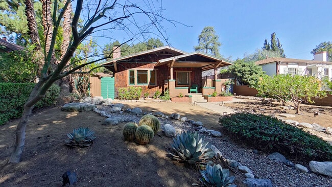 Building Photo - 1915 Las Lunas St