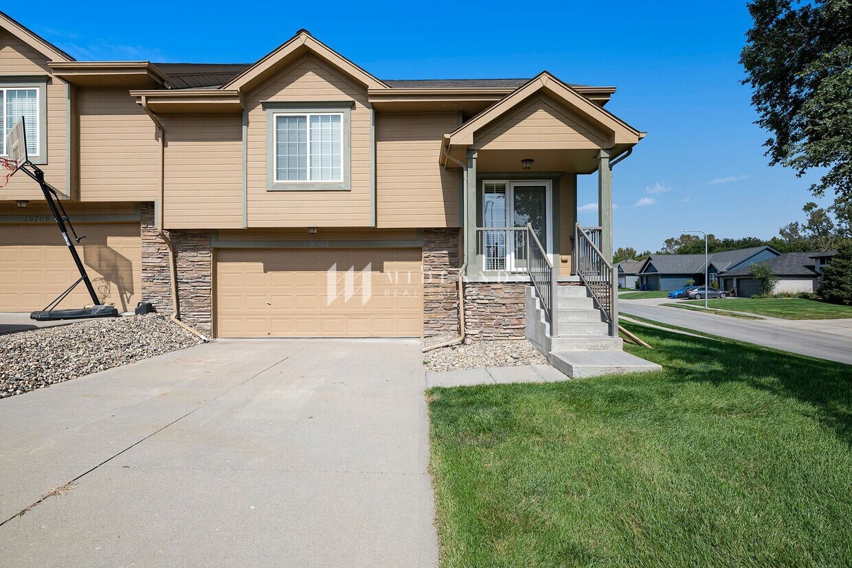 Primary Photo - Beautiful Townhome in Shadow View