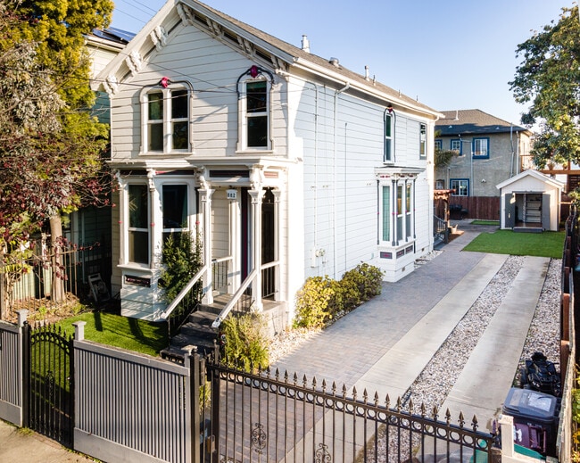 Aerial image of property - 882 Wood St