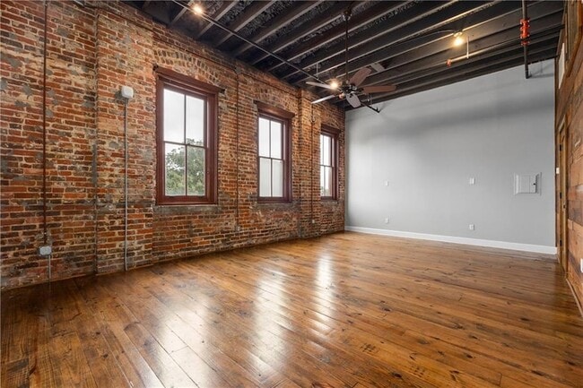 Building Photo - 558 St Francis St