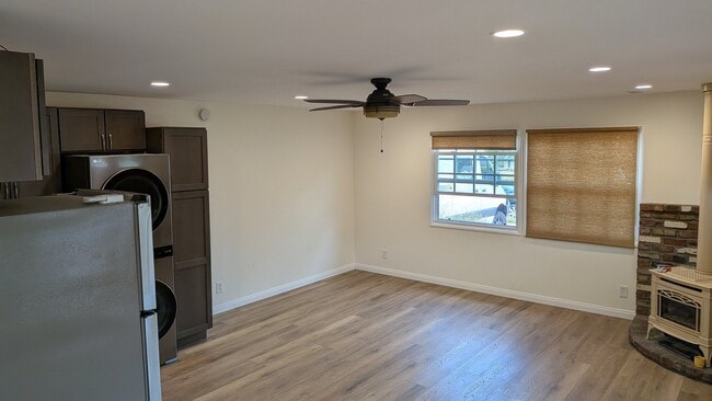 Building Photo - 570 Carlo Dr