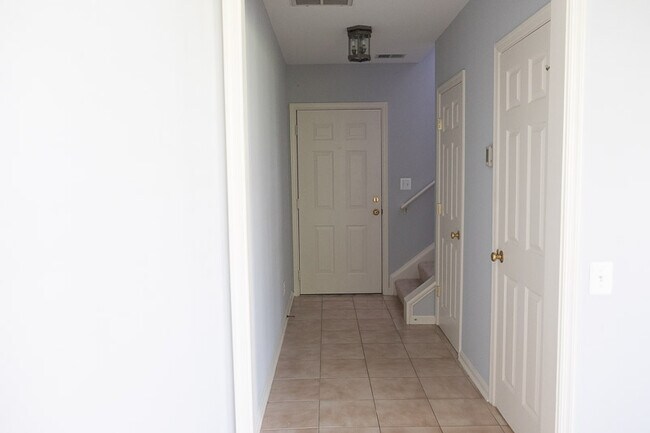 ENTRE FLOYER - 317 Fallsgrove Dr