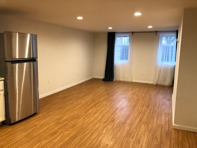 Foto del edificio - 2475 E Maple Rd