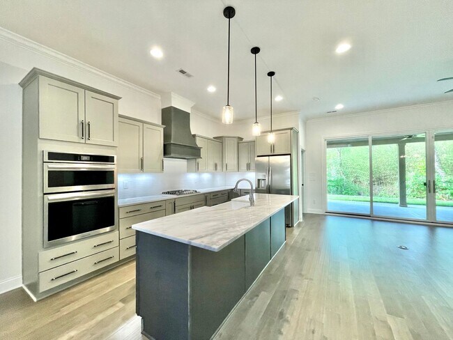 Foto del edificio - Coming soon! Gorgeous Newer 3 Bedroom, 3 B...
