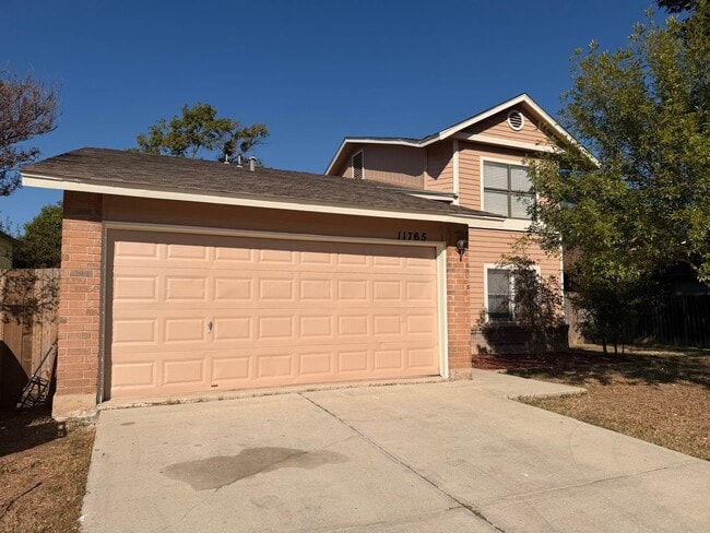 Building Photo - OPEN 3 BR W/ MASTER DOWN*STAINLESS STEEL APPLIANCES*FIREPLACE IN LIVING*TILED SHOWER*WALK-IN CLOS...