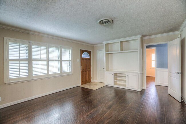Building Photo - 5101 De Lange Ln