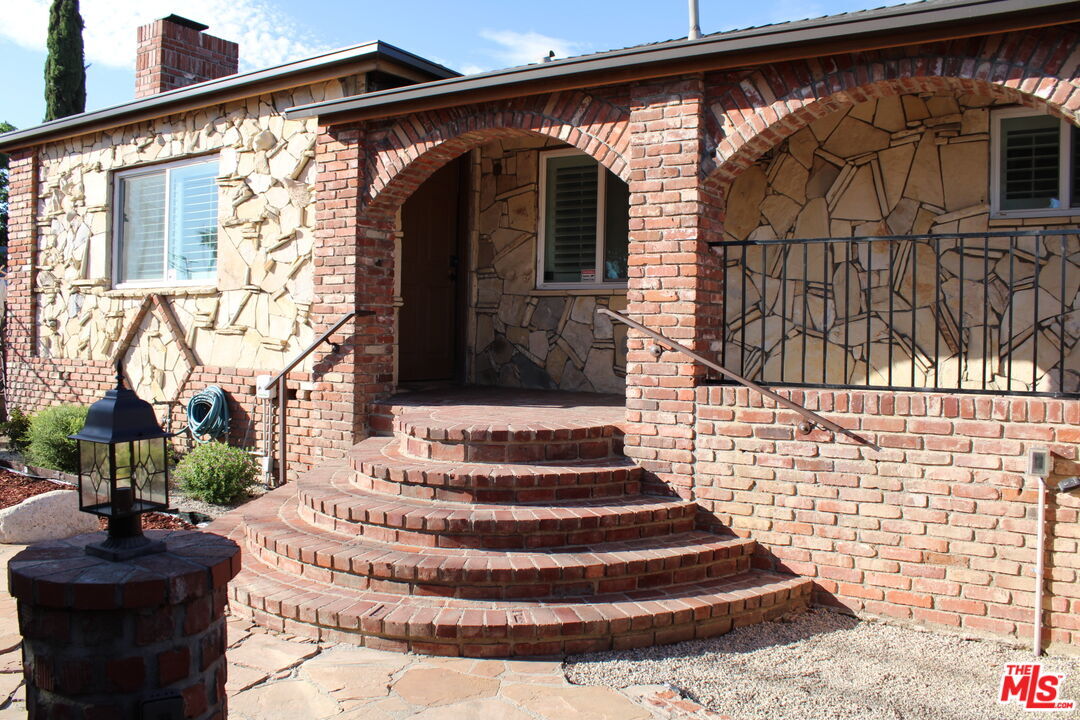 Foto principal - 12318 San Fernando Rd