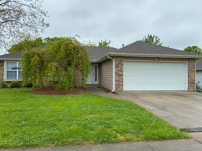 Building Photo - Adorable Single Family Home w/ Fenced Yard...