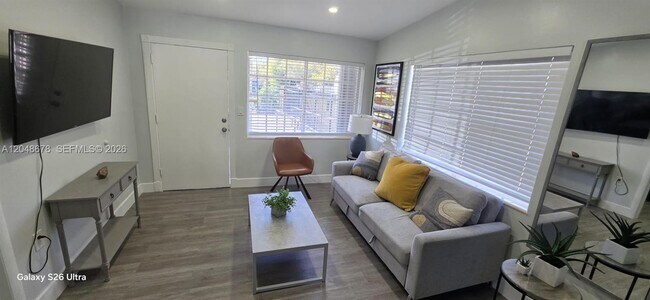 Foto del edificio - 1085 NE 126th St
