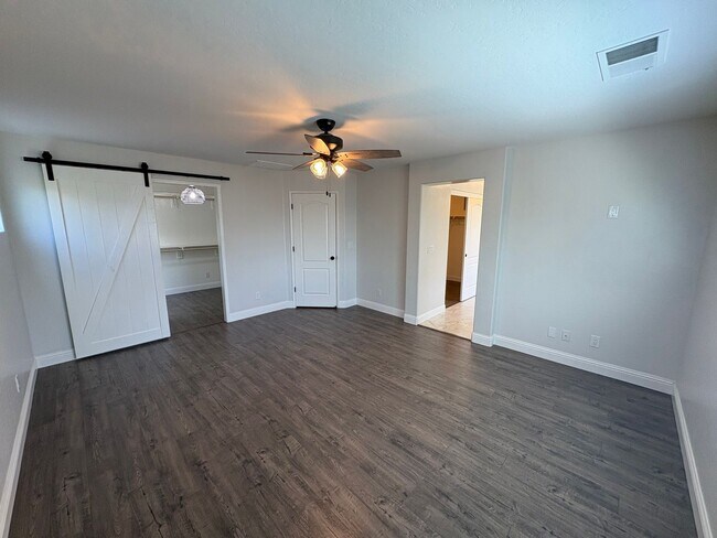 Building Photo - NW Visalia Home Available Now!