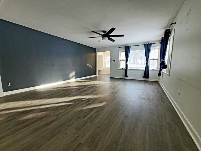 Building Photo - 2 Bed 1 Bath Home w/ Garage