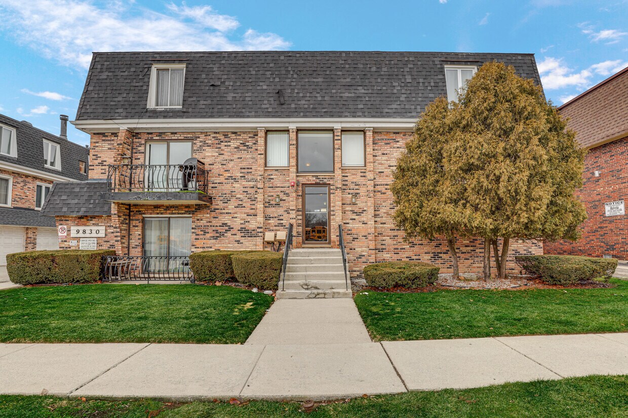 Foto principal - 9830 Sayre Ave