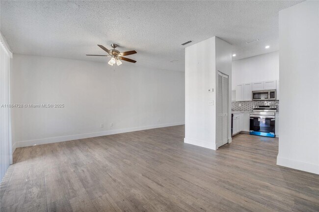 Foto del edificio - 18220 Mediterranean Blvd