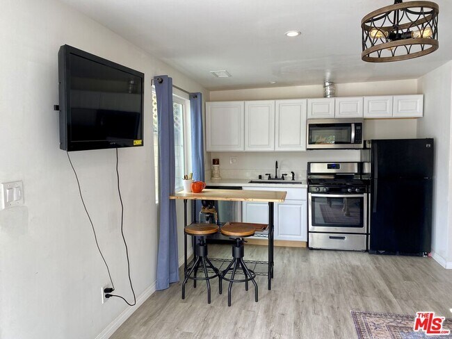 Foto del edificio - 4853 Canoga Ave