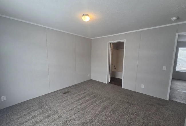 Building Photo - 725 Oak Ln