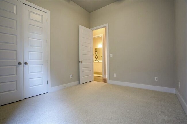 Foto del edificio - 717 Pinnacle View Dr