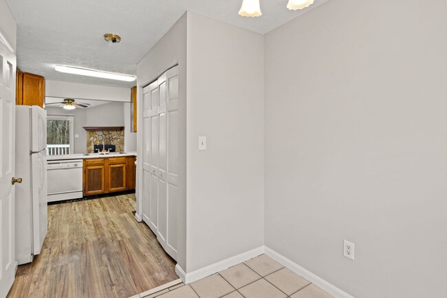 Building Photo - Riverdale  2 bedrooms and 2 baths - One Le...