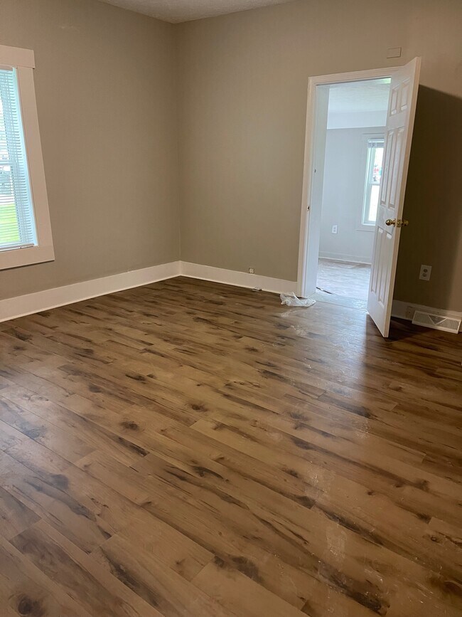 Building Photo - 406 E Halstead Ave