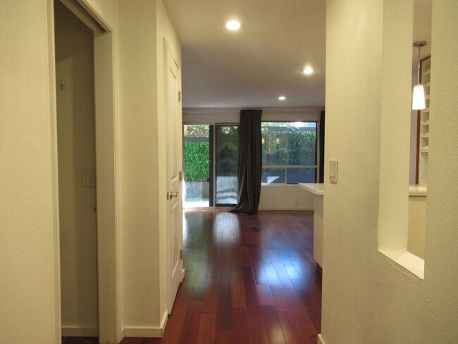 Foto del edificio - Modern 2 bedroom, 1.5 bath condo in the ga...