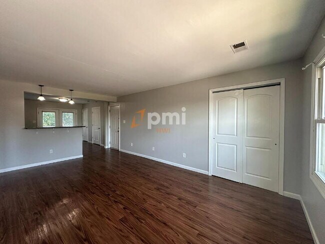 Foto del edificio - 5831 Creekview Ct W