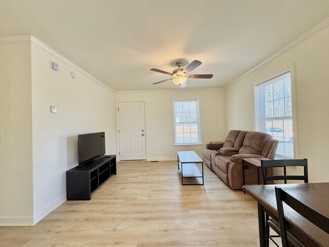 Building Photo - The Home You’ve Been Searching For!