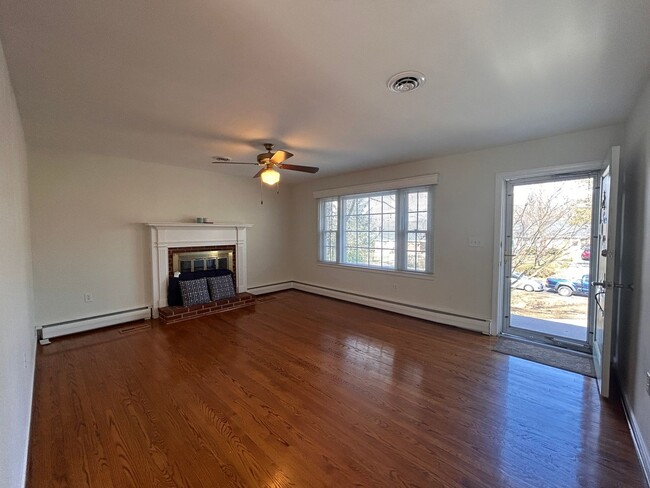 Building Photo - Lovely 3 BR home with garage, Convenient t...