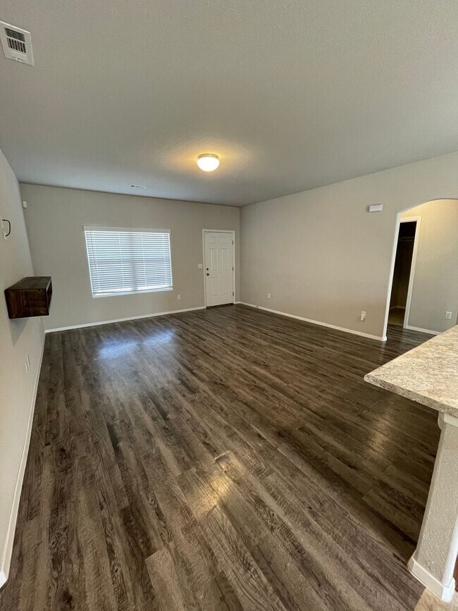 Foto del edificio - Beautiful Brick Home for Lease in Springda...