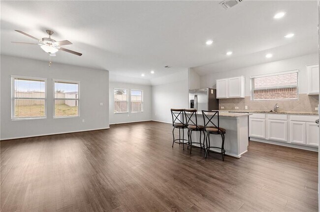Foto del edificio - 7405 Spring Ray Dr
