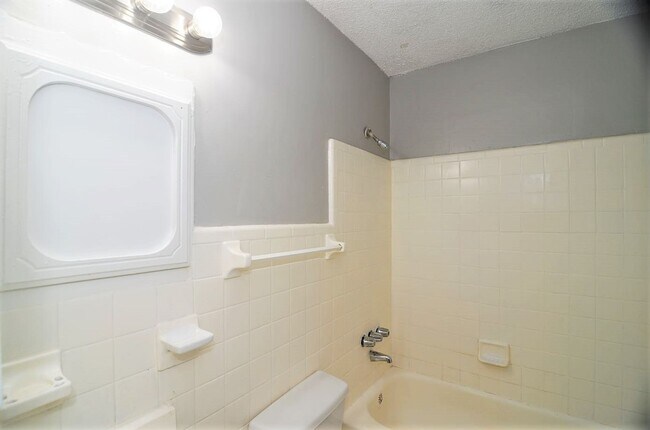 Building Photo - 2425 Tuxedo Dr NW