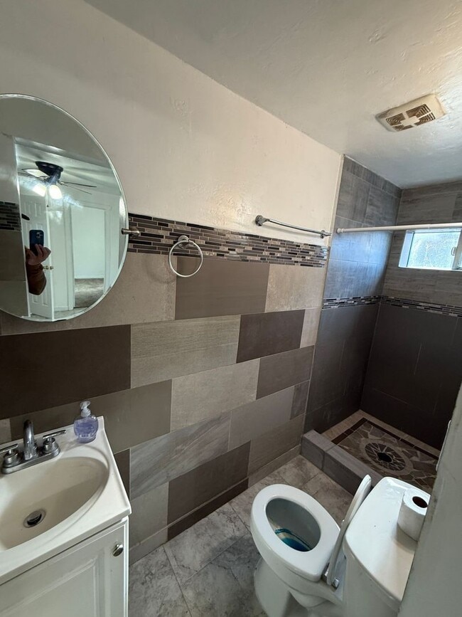 Building Photo - 2 Bedroom / 1 Bathroom Apartment in Madras Oregon