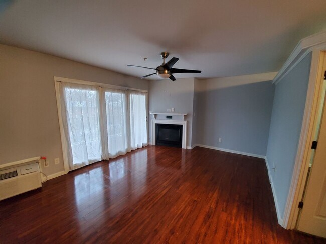 Foto del edificio - AVAILABLE NOW!  Want a GREAT Location?  Want an Average LGE Bill of $30/mo??  This Beautiful 1 Be...
