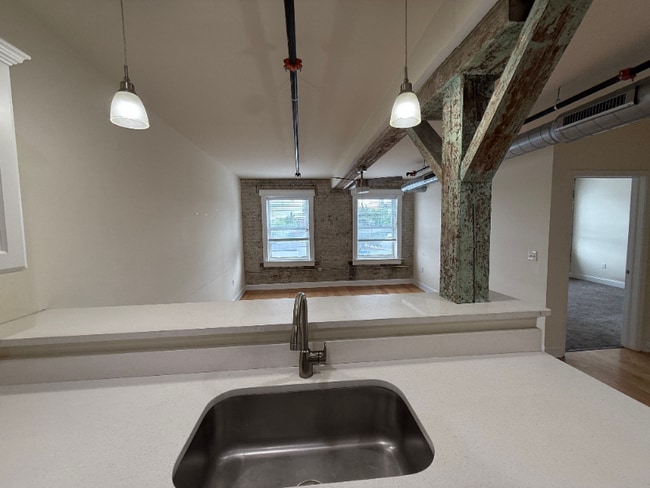 Building Photo - 883 Broadway