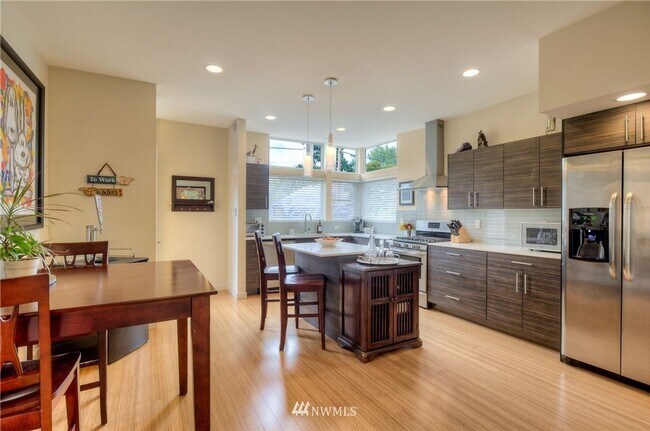 Foto del edificio - LIKE NEW LUXURY GENESEE PARK TOWNHOME AVAI...