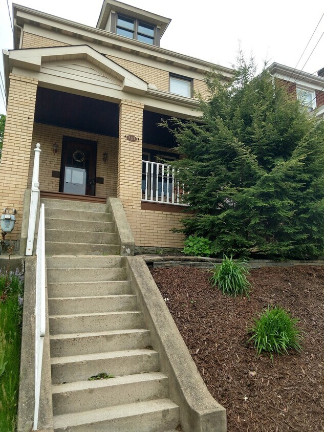 Foto principal - 3 Bedroom Home in Dormont!