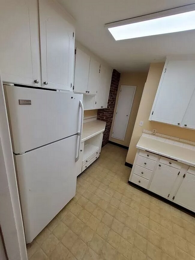 Foto del edificio - Spacious 3 bedroom plus office or bonus rooms